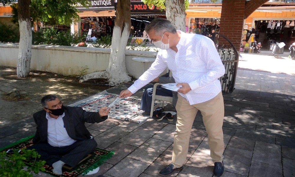 Kuşadası’da Cuma namazında vatandaşlara maske dağıtıldı 