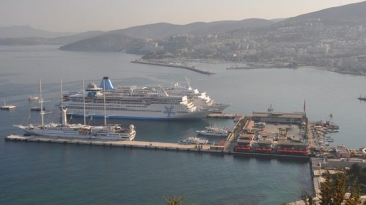Kuşadası’na 3 gemiyle 3 bin 500 turist geldi