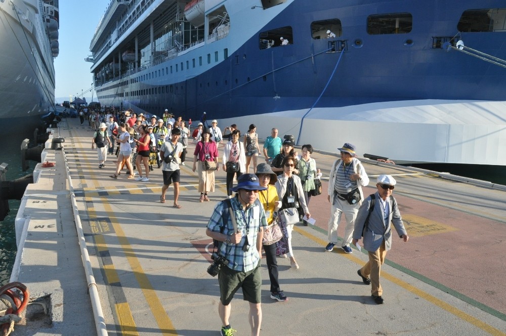 Kuşadası’na 3 gemiyle 3909 turist geldi 