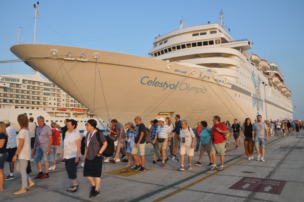 Kuşadası’na 3 gemiyle 4 bin 230 turist geldi 