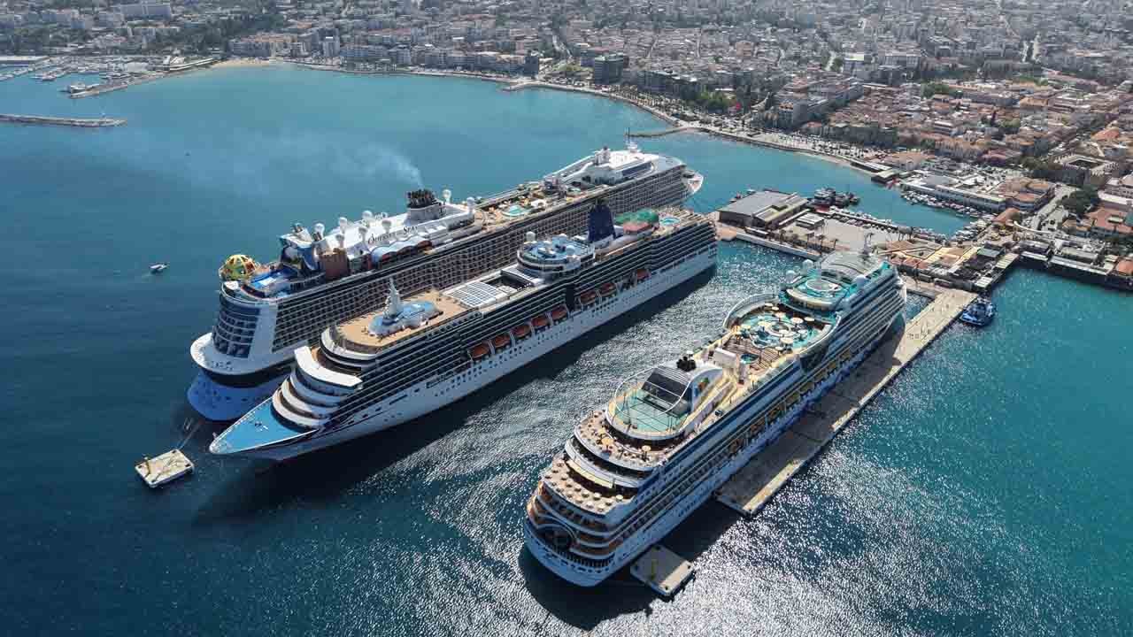Kuşadası’na 3 kruvaziyerle 9 bin turist akını