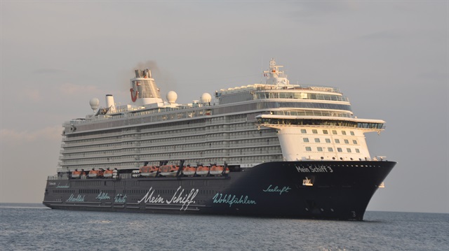 Kuşadası'na sezonun ilk transatlantik gemisi geldi