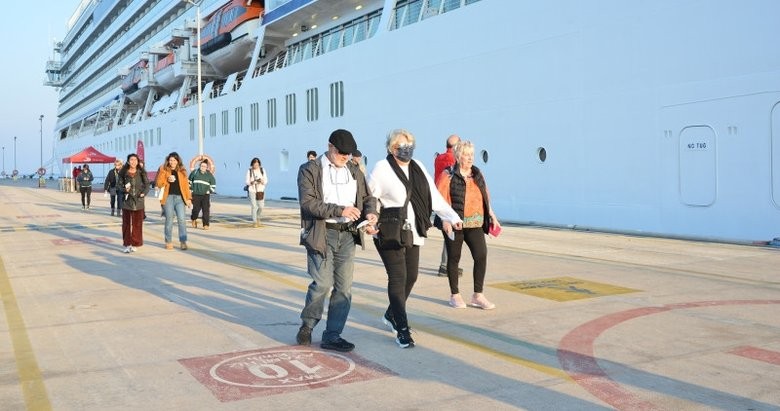 Kuşadası’na yılın ilk kruvaziyer gemisi geldi