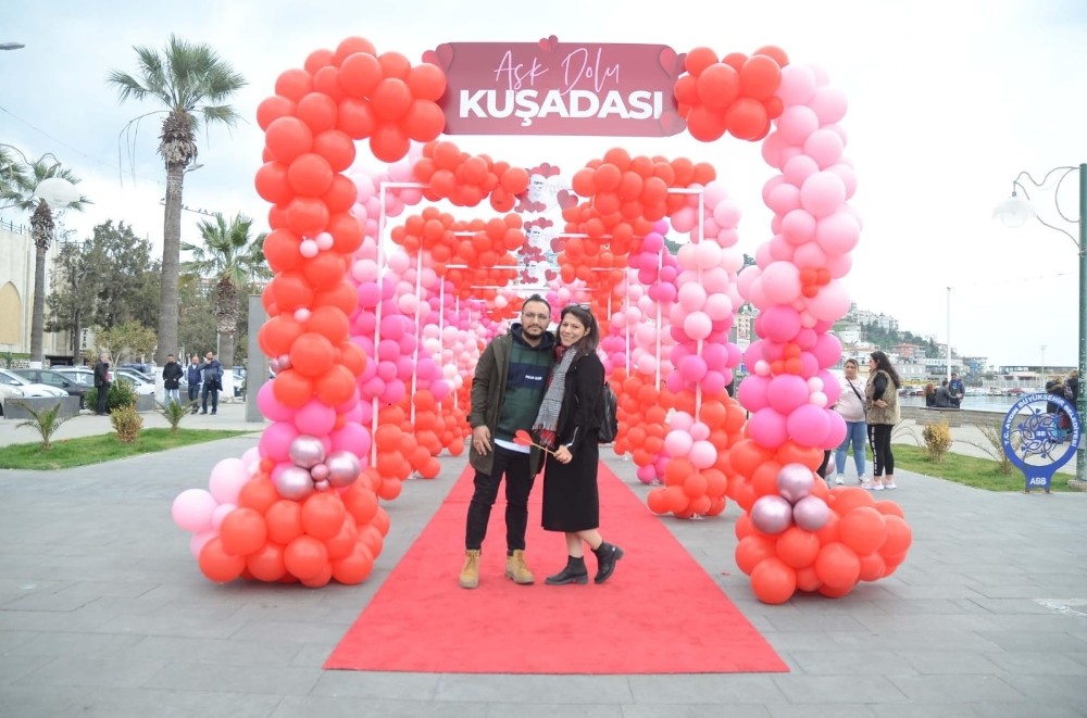 Kuşadası’nda 14 Şubat Sevgililer Günü coşkuyla kutlandı. 