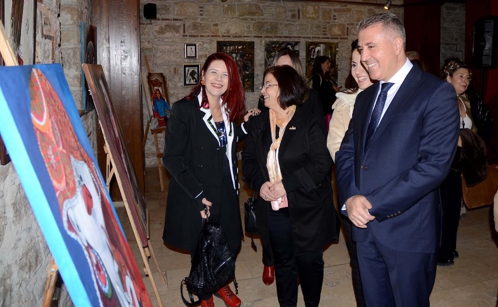 Kuşadası’nda 16 kadın ressamın eserlerinin yer aldığı sergi açıldı 