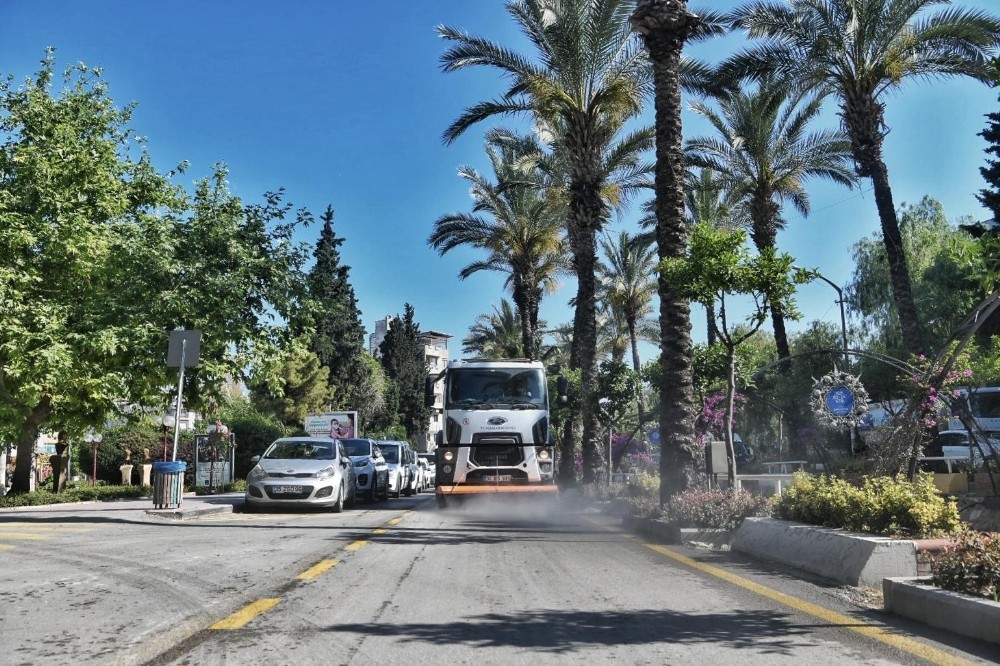 Kuşadası’nda 2 günde 648 turistik işletme dezenfekte edildi 