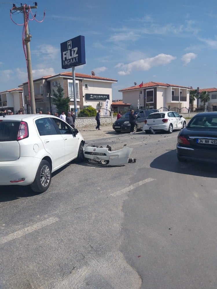 Kuşadası’nda 3 otomobilin çarpıştığı kaza güvenlik kameralarına yansıdı 