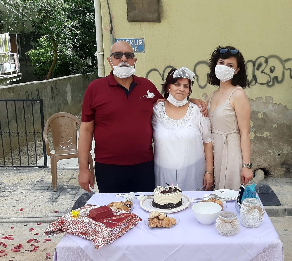 Kuşadası’nda 65 yaş üstü bandolu evlilik yıldönümü kutlaması 