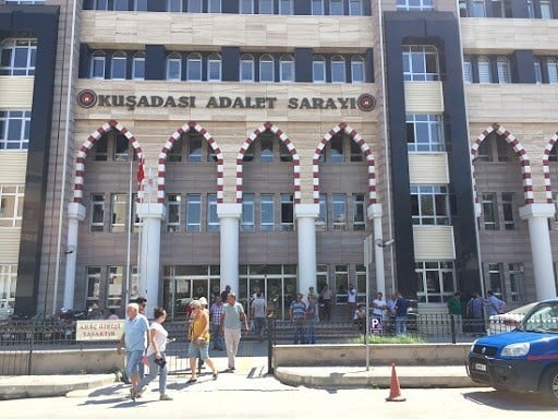 Kuşadası’nda aranan 2 kişi polis tarafından yakalandı 