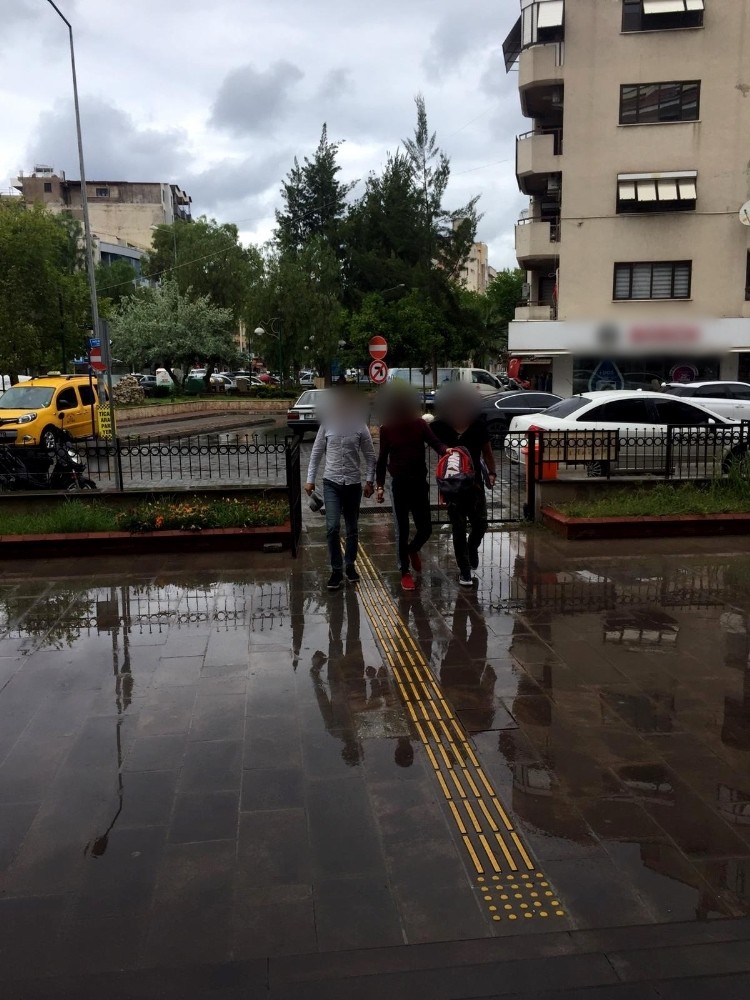 Kuşadası’nda aranan 3 hırsızlık şüphelisi tutuklandı 