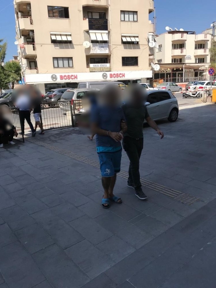 Kuşadası’nda aranan biri firari iki hükümlü yakalandı 