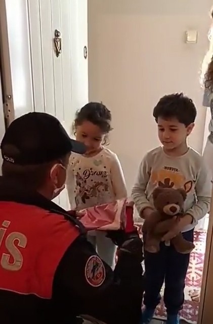 Kuşadası’nda bayram öncesi çocuklara bayrak hediye ediliyor 