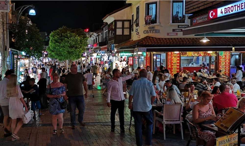 Kuşadası’nda bayramda eğlence tavan yaptı 
