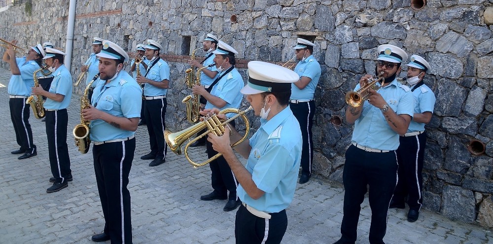 Kuşadası’nda belediye bandosundan 1 Mayıs konseri 