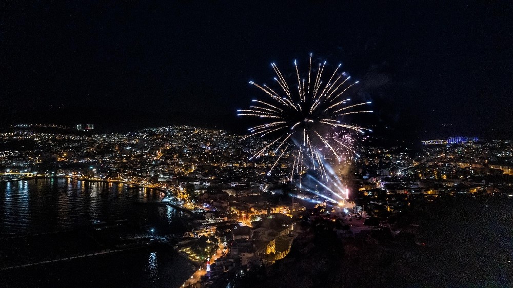 Kuşadası’nda belediyenin 19 Mayıs etkinlikleri, gökyüzünü aydınlattı 