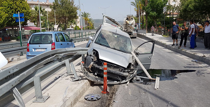 Kuşadası’nda beton mikseri ile otomobil çarpıştı, 1 kişi yaralı