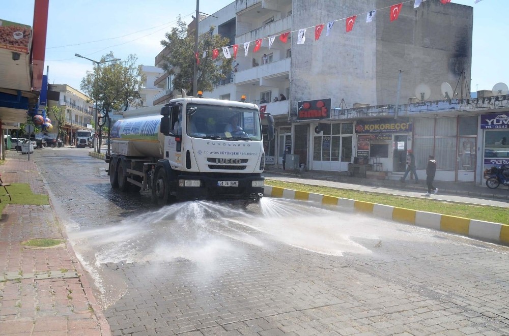 Kuşadası’nda cadde ve sokaklar dezenfekte edildi 
