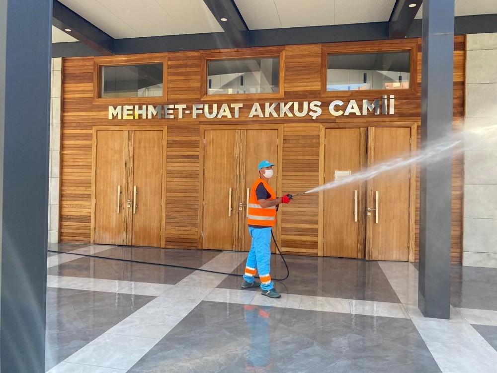 Kuşadası’nda camiler temizlenip, dezenfekte edildi 