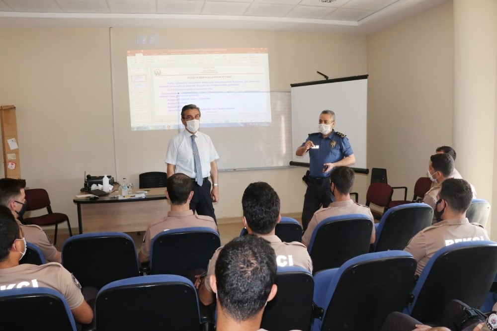 Kuşadası’nda çarşı ve mahalle bekçilerine geliştirme eğitimi verildi 