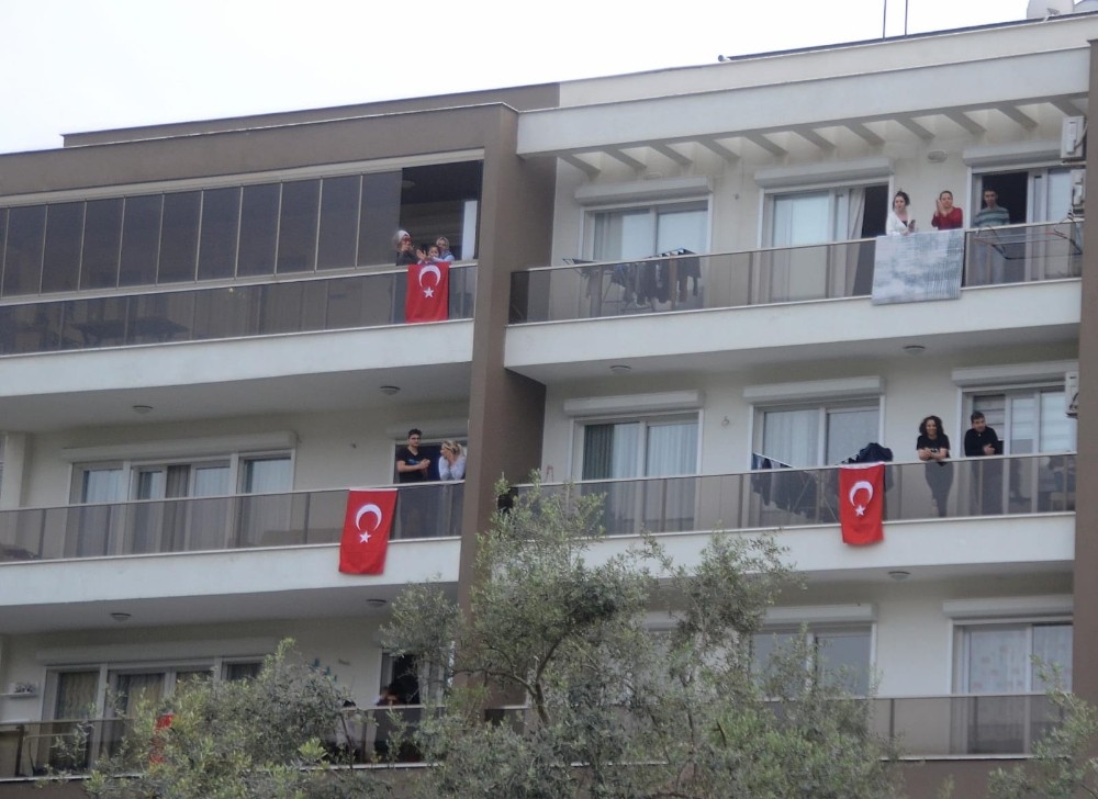 Kuşadası’nda DJ’den mini konser 