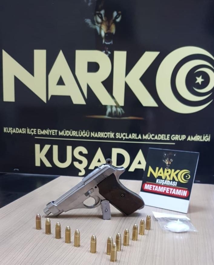 Kuşadası’nda durdurulan şüpheli araçtan uyuşturucu ve ruhsatsız silah çıktı 