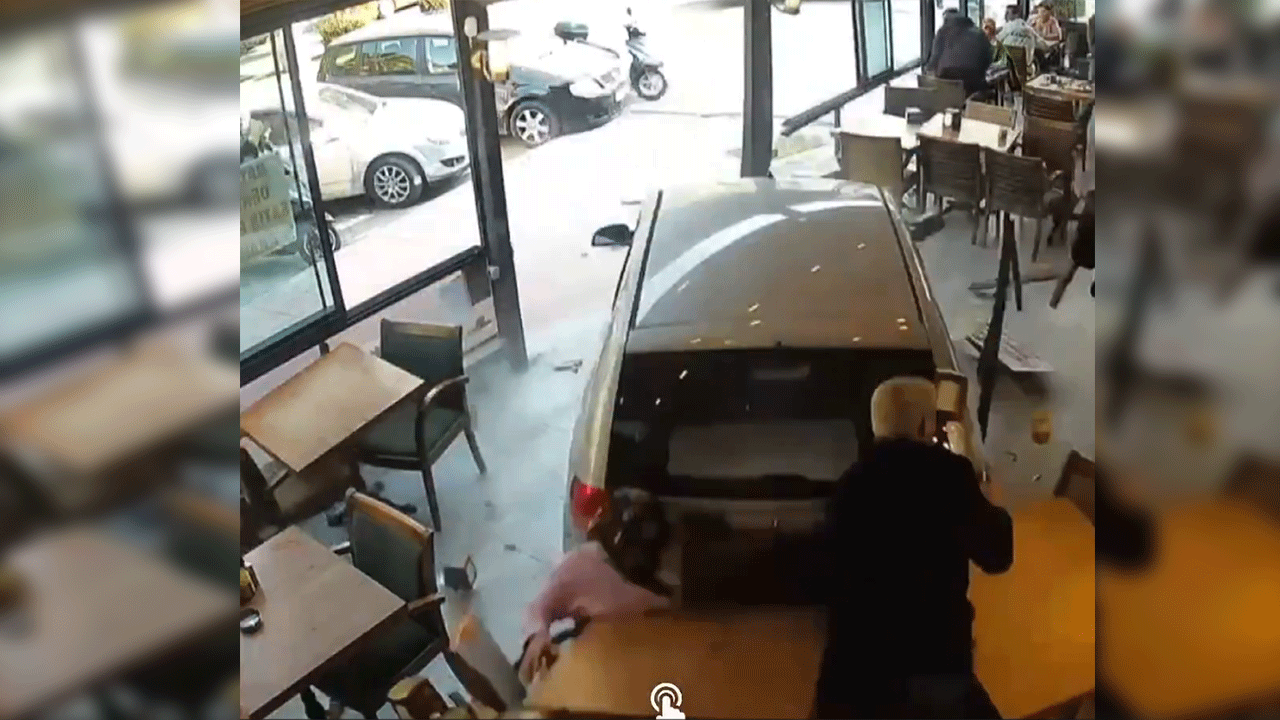 Kuşadası’nda Feci kaza anı kamerada