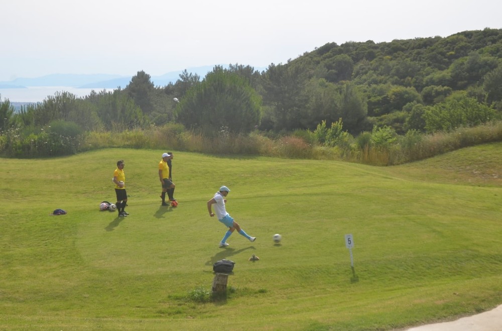 Kuşadası’nda footgolf turnuvası başladı 