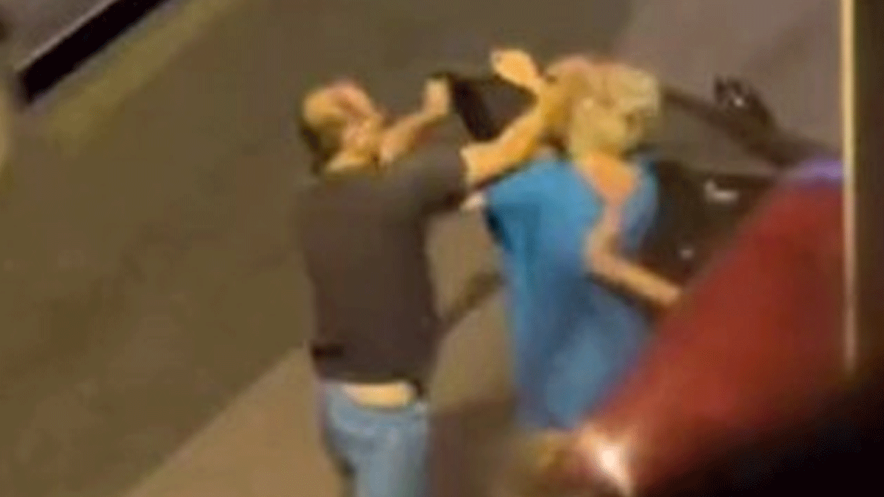 Kuşadası'nda ilginç kavga: 2 kadın 1 erkek ortalığı ayağa kaldırdı!