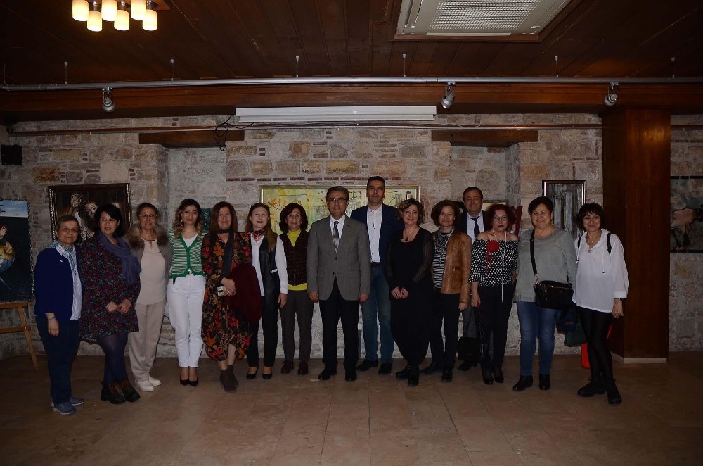 Kuşadası’nda kadına şiddete sanatla dur dediler 