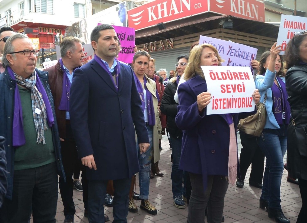 Kuşadası’nda kadınlar günü yürüyüşüne büyük ilgi 