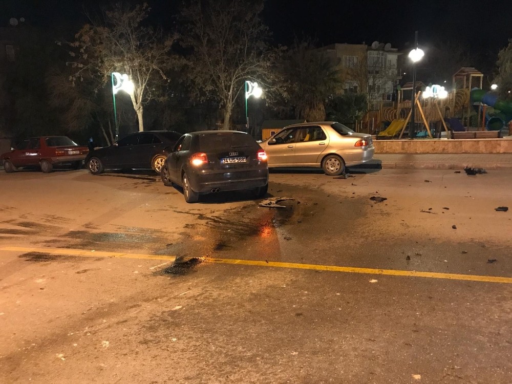 Kuşadası’nda lüks otomobil orta refüje daldı 