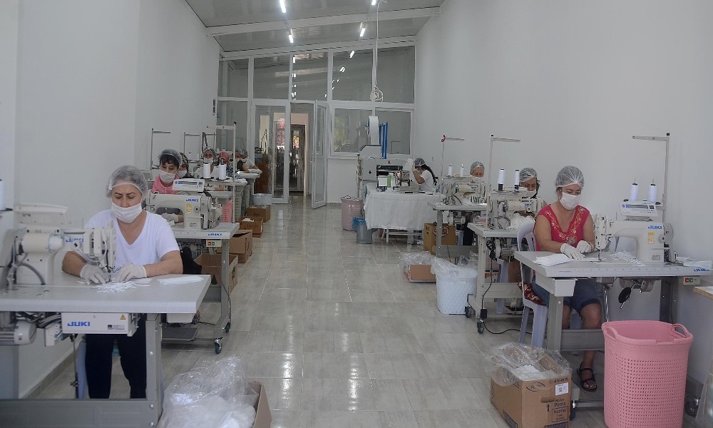 Kuşadası’nda maske üretiminde rekor kırıldı 