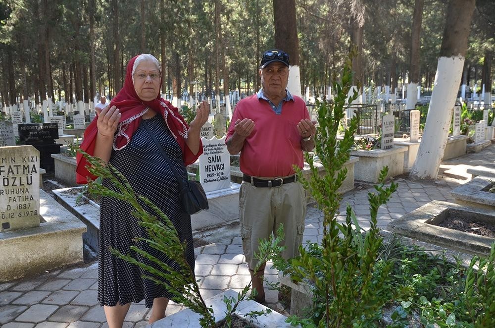 Kuşadası’nda mezarlıklar ziyaretçi akınına uğradı 