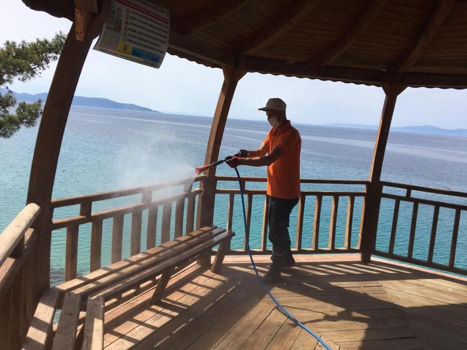 Kuşadası’nda Milli park dezenfekte edildi 