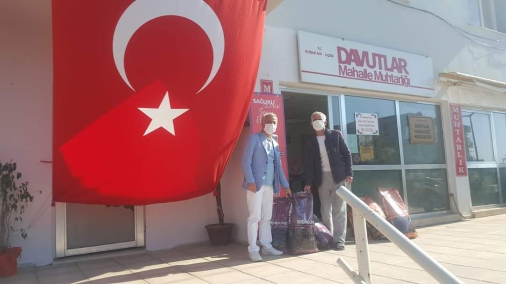 Kuşadası’nda muhtarlara ve hayvanseverlere kedi-köpek maması dağıtıldı 