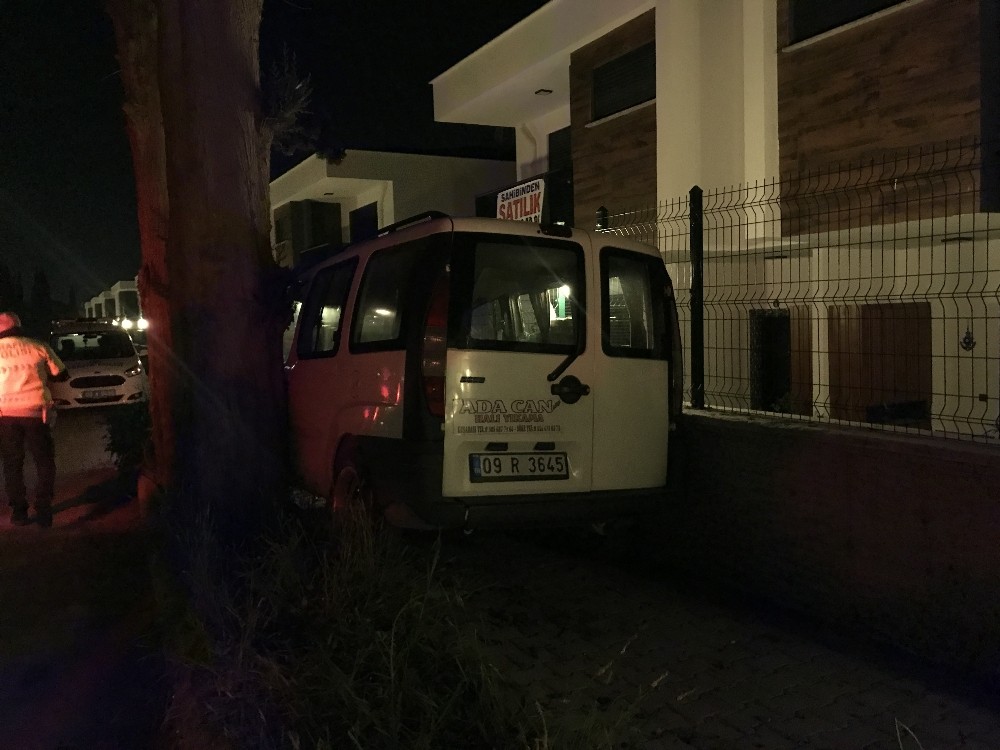 Kuşadası’nda otomobil ağaçla duvar arasına sıkıştı 