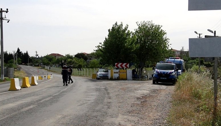 Kuşadası’nda park halindeki araçta ruhsatsız silah ve uyuşturucu madde bulundu 