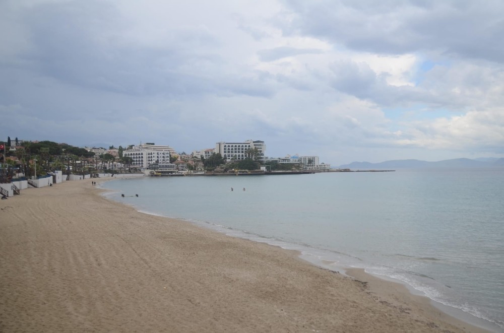 Kuşadası’nda plaj ve işletmeler yağmur nedeniyle boş kaldı 