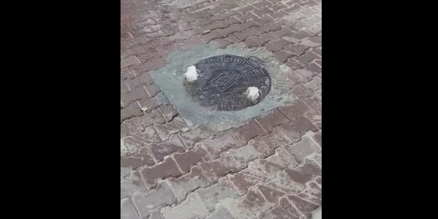 Kuşadası’nda rezil görüntü! Taşan kanalizasyon denize akıyor