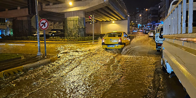 Kuşadası'nda sağanak yağış! 10 dakikada yollar göle döndü