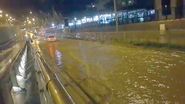Kuşadası’nda sağanak yağış etkili oldu