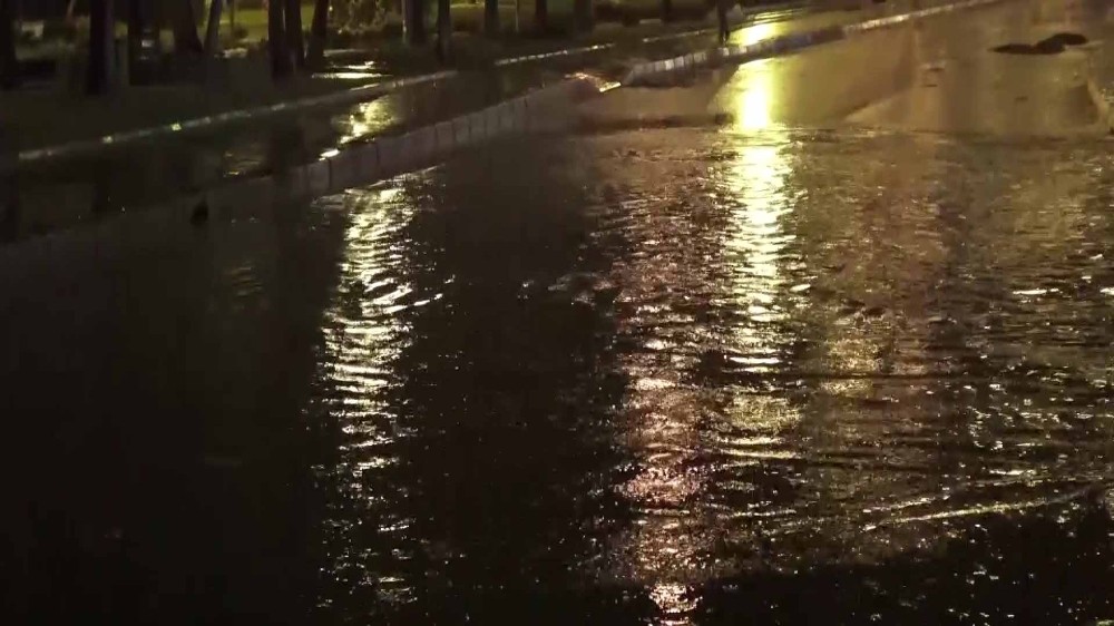 Kuşadası’nda sağanak yağmur etkili oldu 