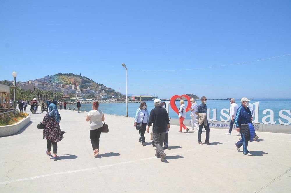Kuşadası’nda sahiller, cadde ve sokaklar 65 yaş üzeri vatandaşların 