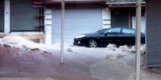 Kuşadası'nda sokaklar göle döndü