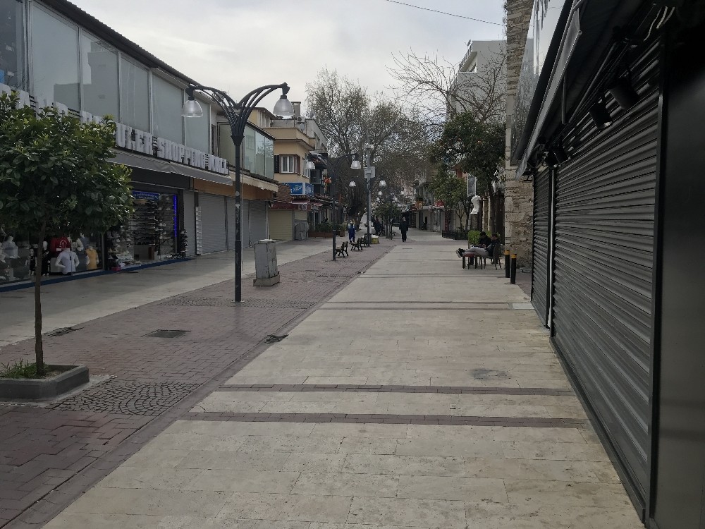 Kuşadası’nda sokaklar ve caddeler bomboş 