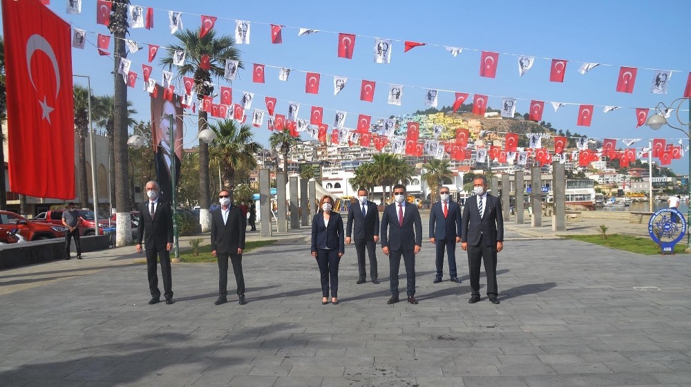 Kuşadası’nda sosyal mesafeli 19 Mayıs kutlaması 