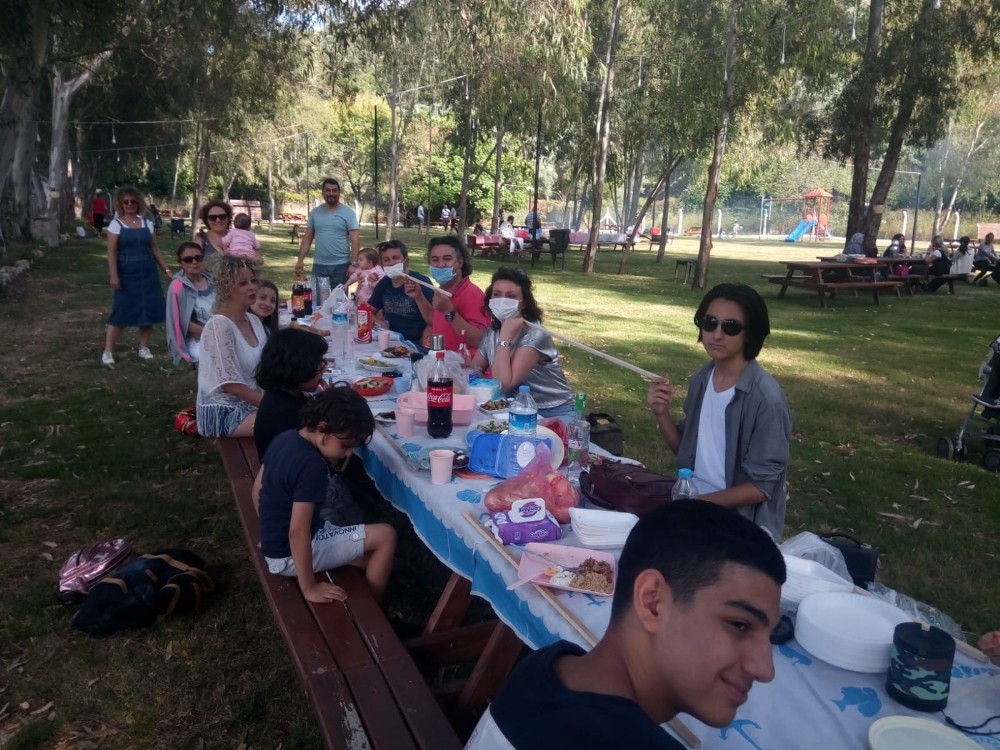 Kuşadası’nda sosyal mesafeli piknik 