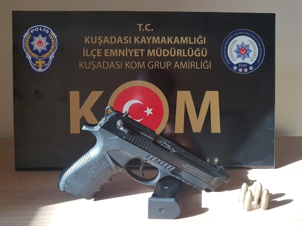 Kuşadası’nda şüpheli araçtan ruhsatsız silah çıktı 