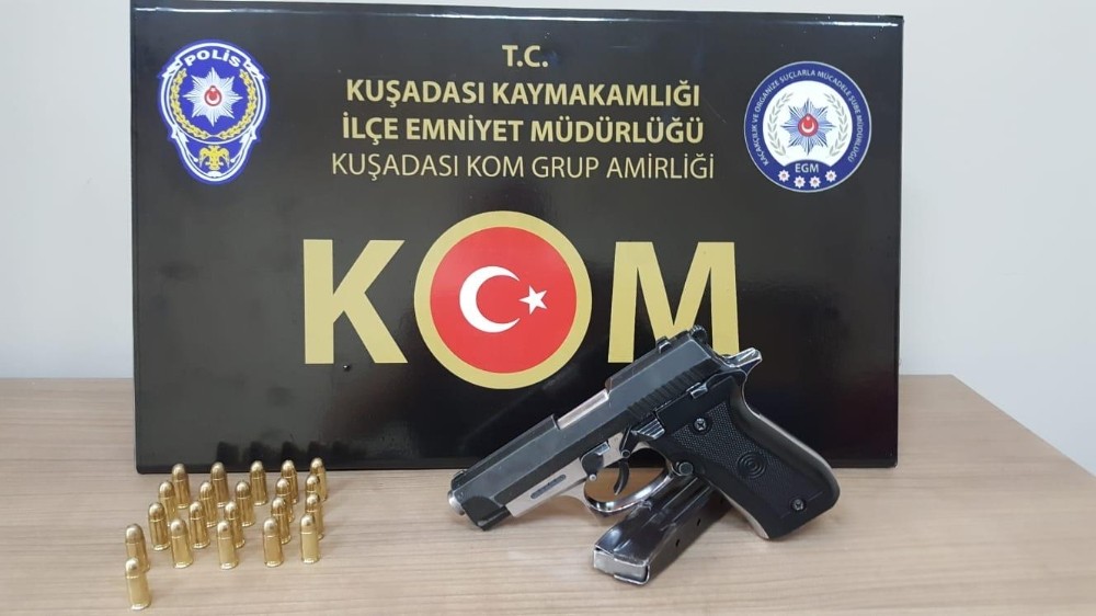 Kuşadası’nda şüpheli araçtan ruhsatsız silah ve mermi çıktı 