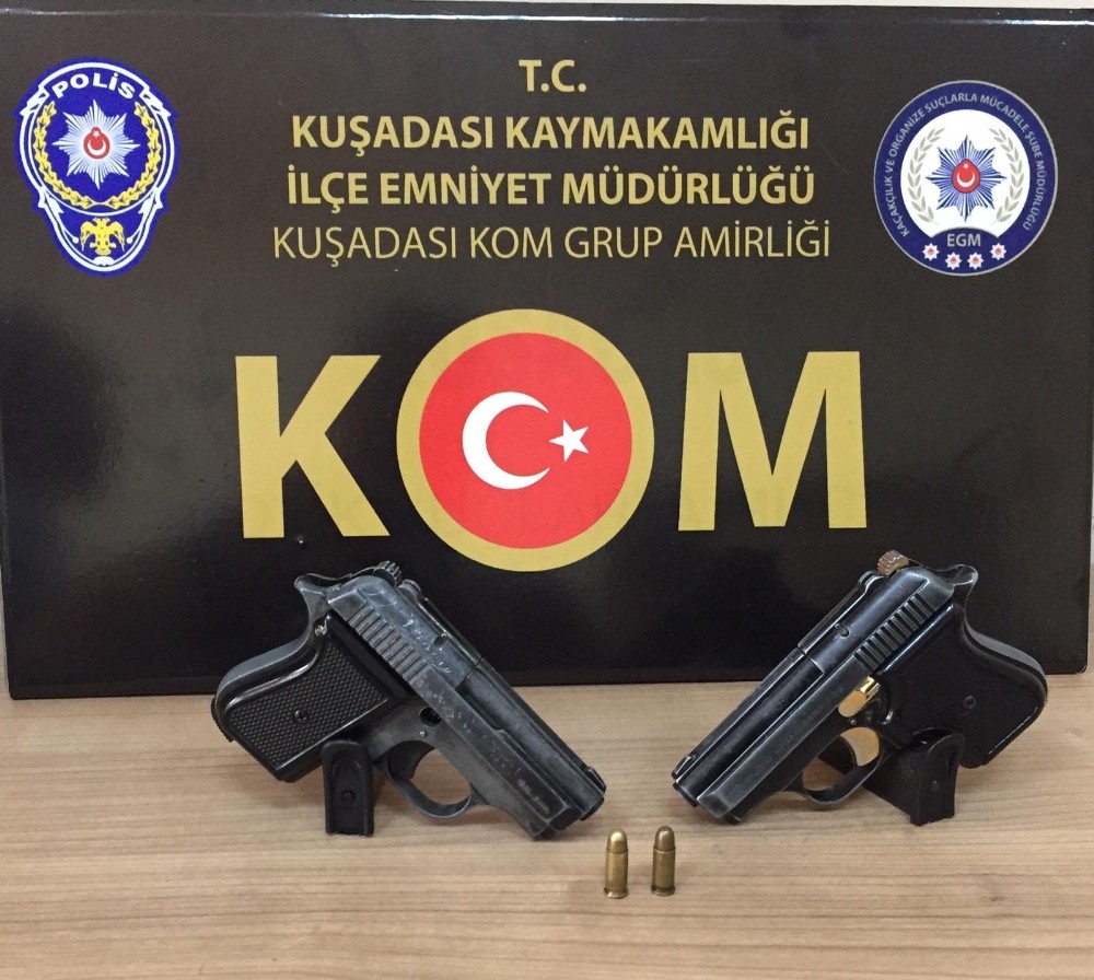 Kuşadası’nda şüpheli araçtan ruhsatsız silahlar çıktı 